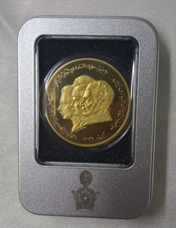سکه روکش طلای سه رخ خاندان پهلوی با کپسول محافظ خارجی و جعبه فلزی
