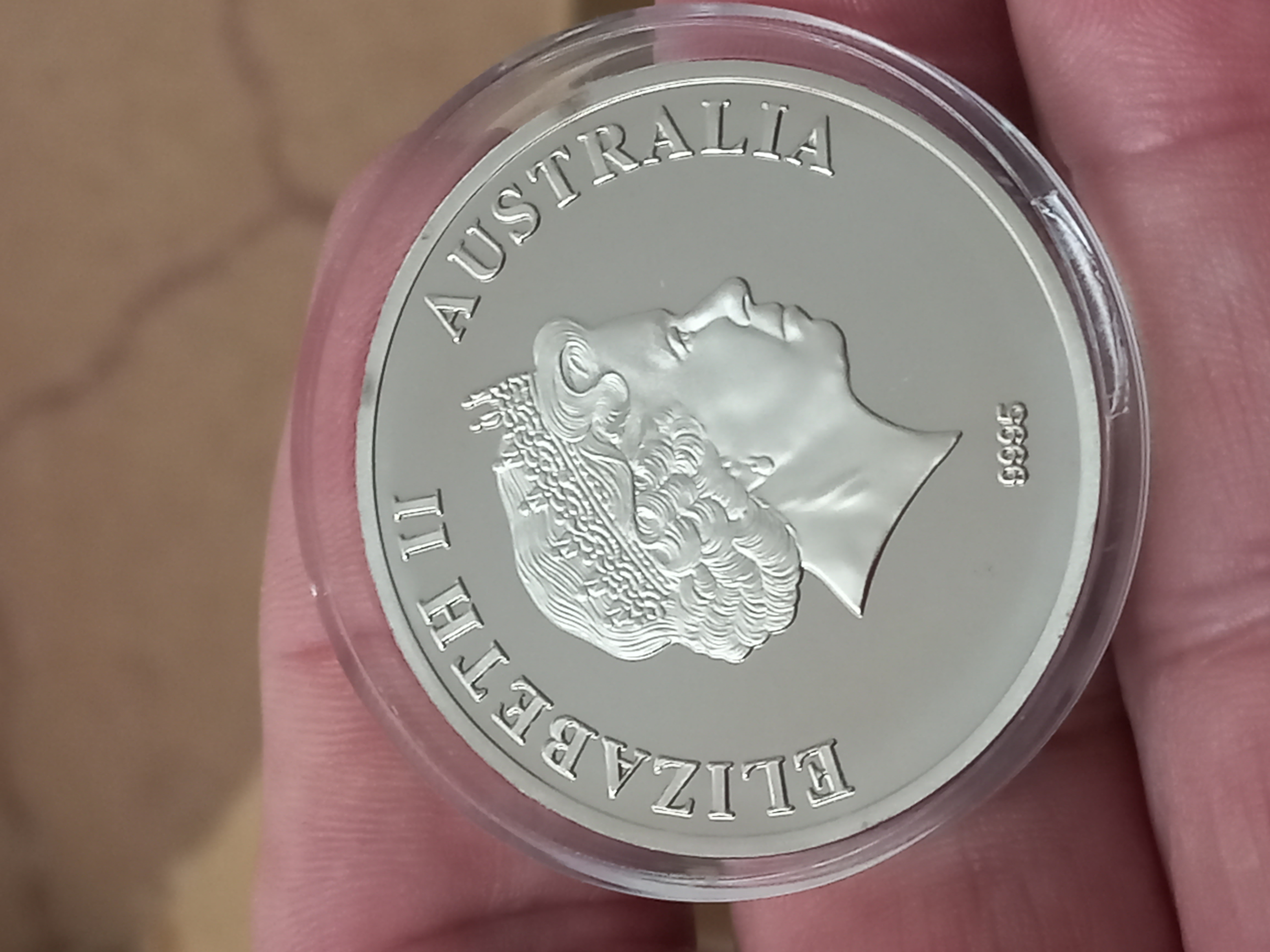 سکه یادبود ملکه الیزابت با کپسول مخصوص