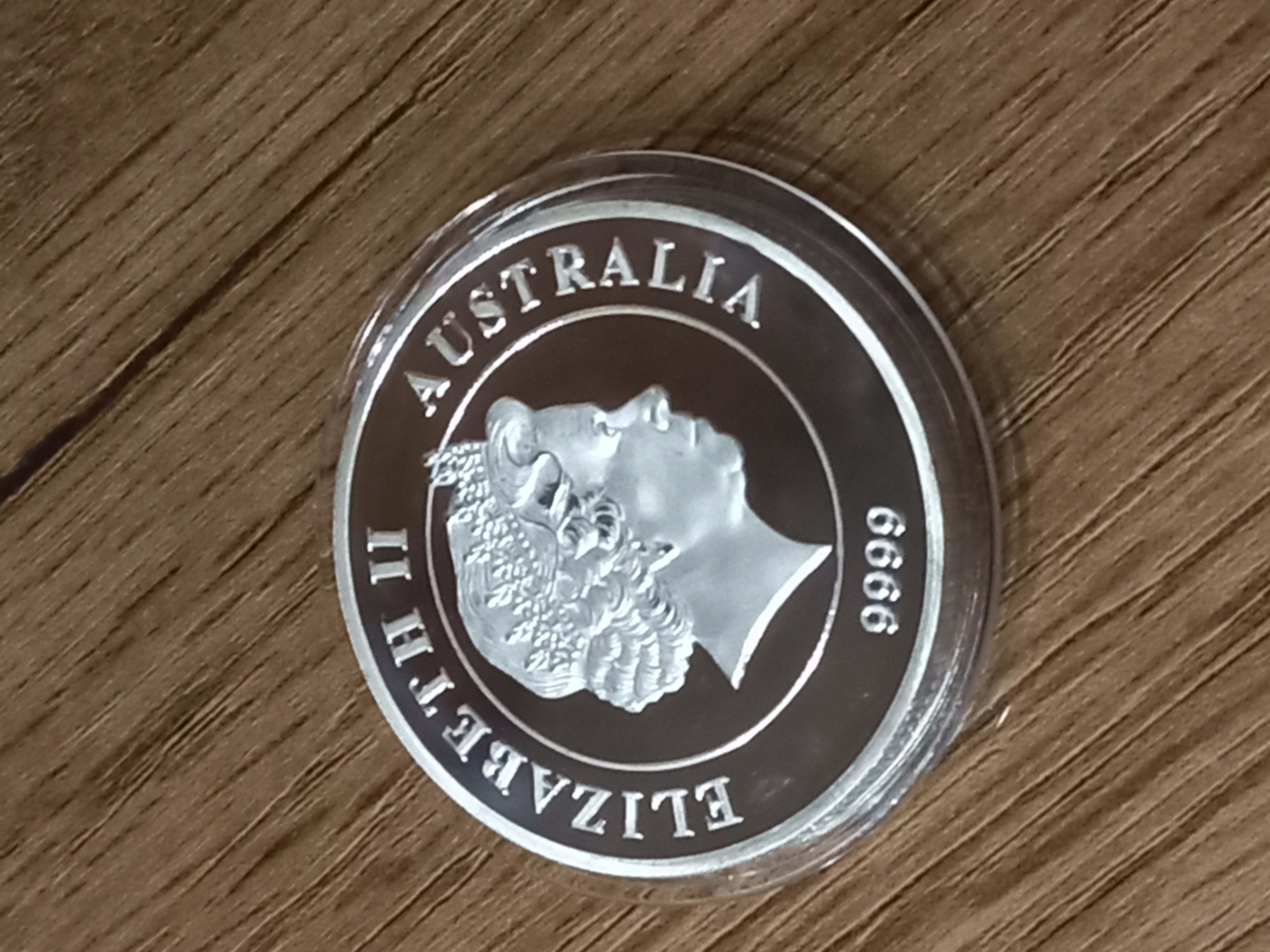 سکه یادبود ملکه الیزابت دوم با کپسول مخصوص