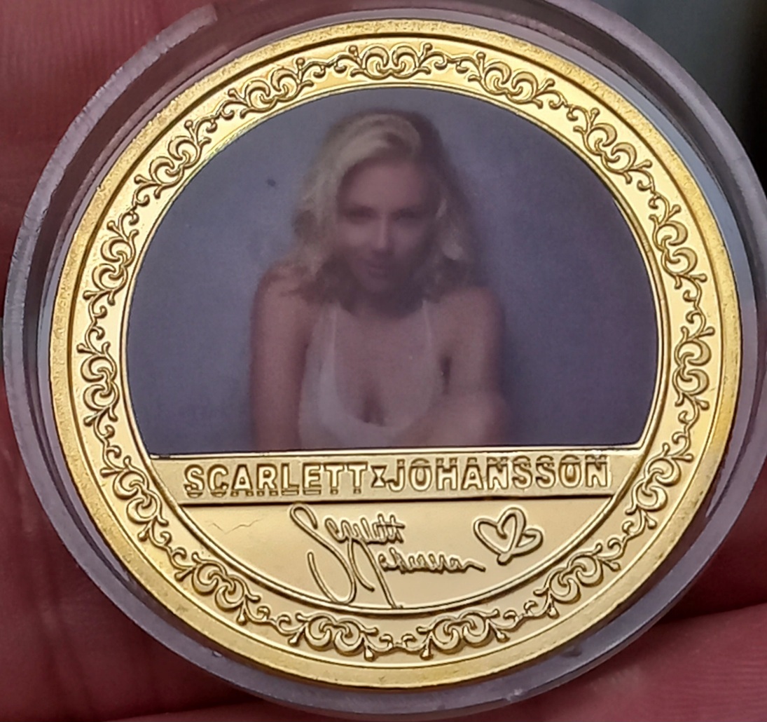 سکه یادبود اسکارلت جوهانسون با کپسول مخصوص