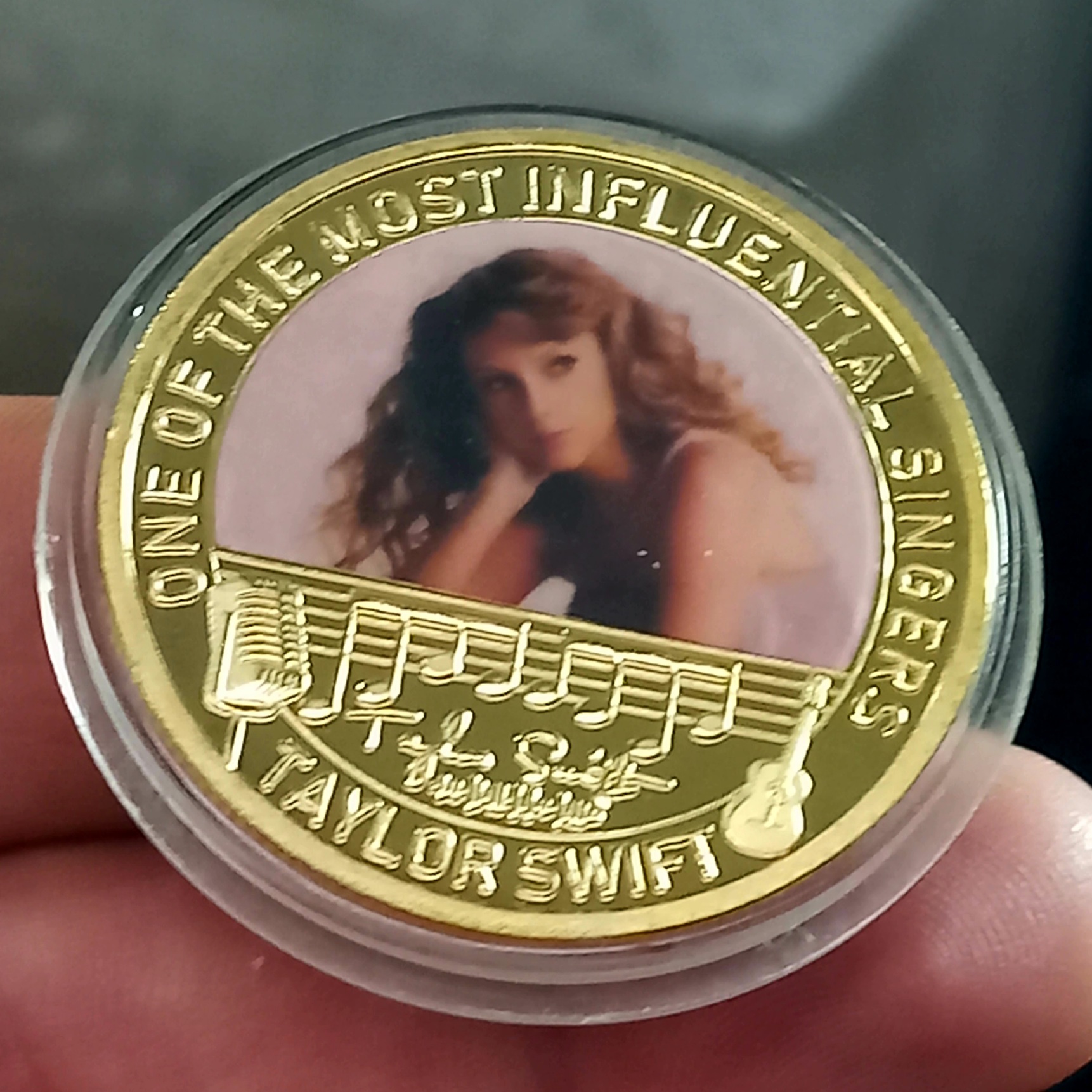 سکه یادبود اسکارلت جوهانسون با کپسول مخصوص