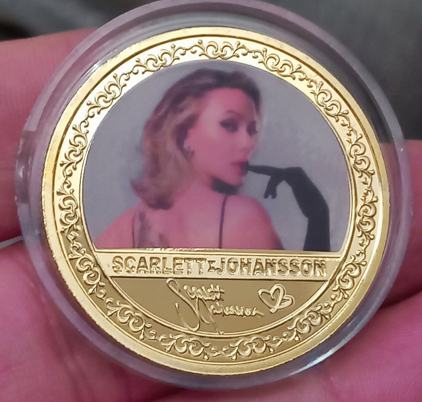 سکه یادبود اسکارلت جوهانسون با کپسول مخصوص
