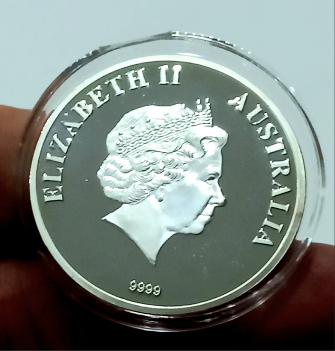 سکه یادبود ملکه الیزابت با کپسول مخصوص